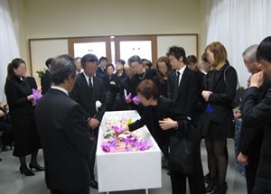 参列者それぞれが思いを込めながらお棺に花を贈られました
