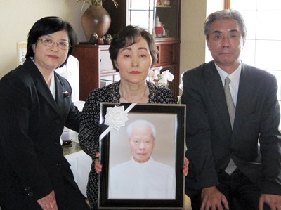 グローバルケアの葬儀をご利用いただいたお客様からの声：北岡咲子様(中央)